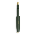 Grüner, geöffneter Kaweco Sport Classic Füllhalter mit goldenen Details, wie Feder und Inschrift auf der Kappe. Die Kappe ist auf das Ende gesteckt